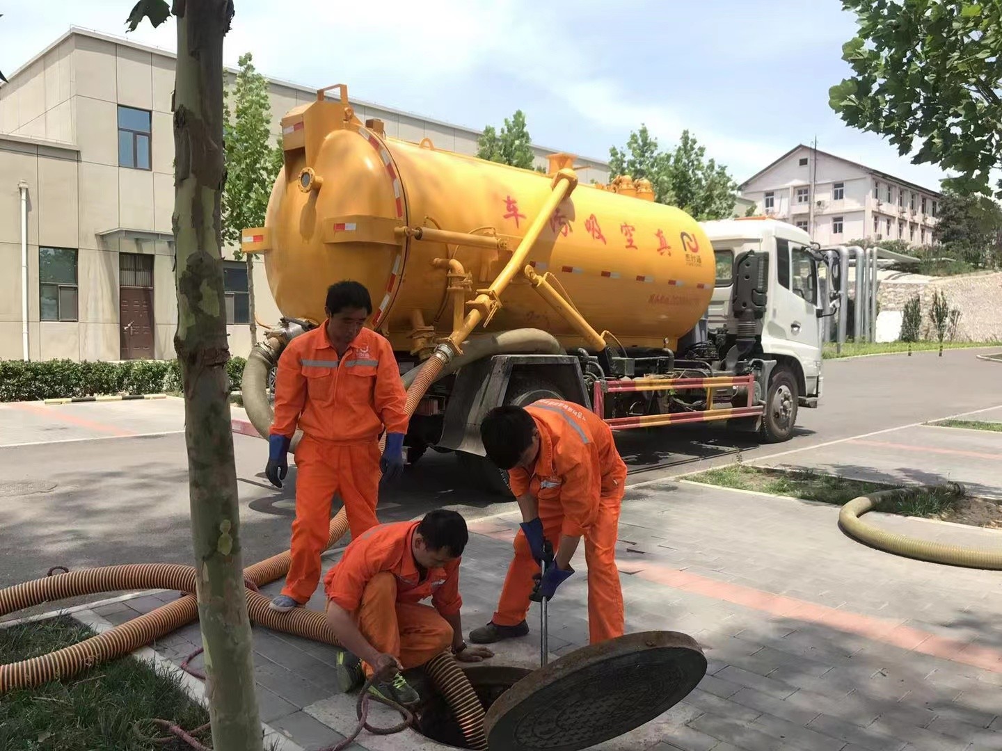 铁东管道疏通车停在窨井附近