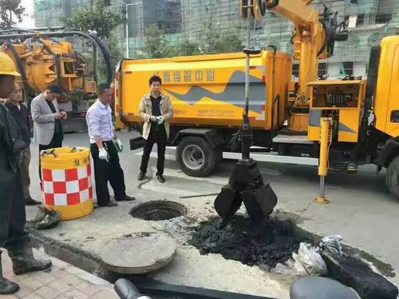铁东街道：网格员化身“清道夫”，为民解忧疏通“堵心”化粪池