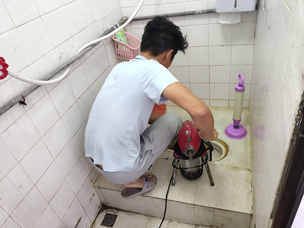 铁东肥皂掉到马桶里把马桶堵住了怎么办？马桶堵住了怎么办